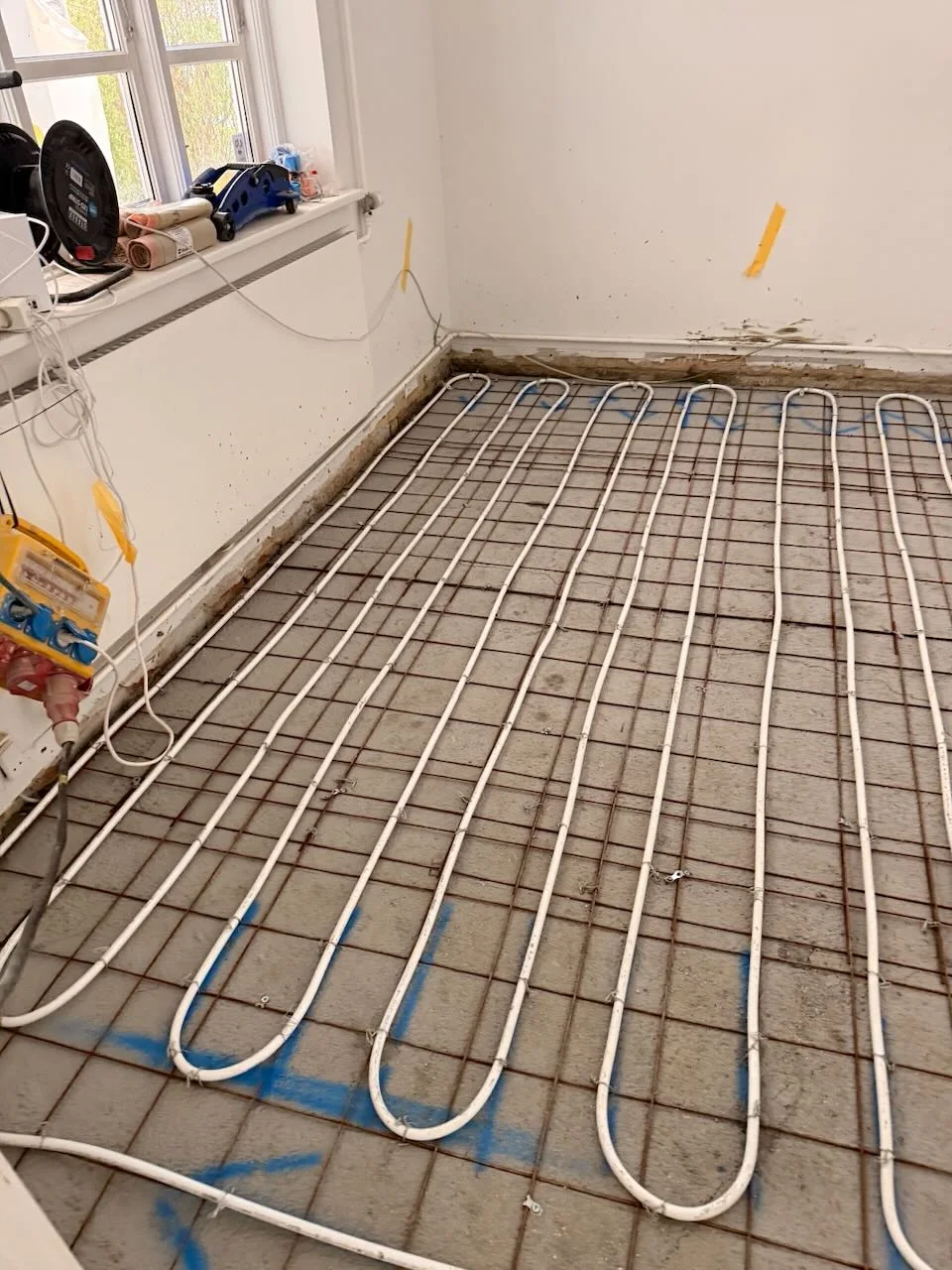 Gulvvarmeslanger udlagt i den åbne stueetage