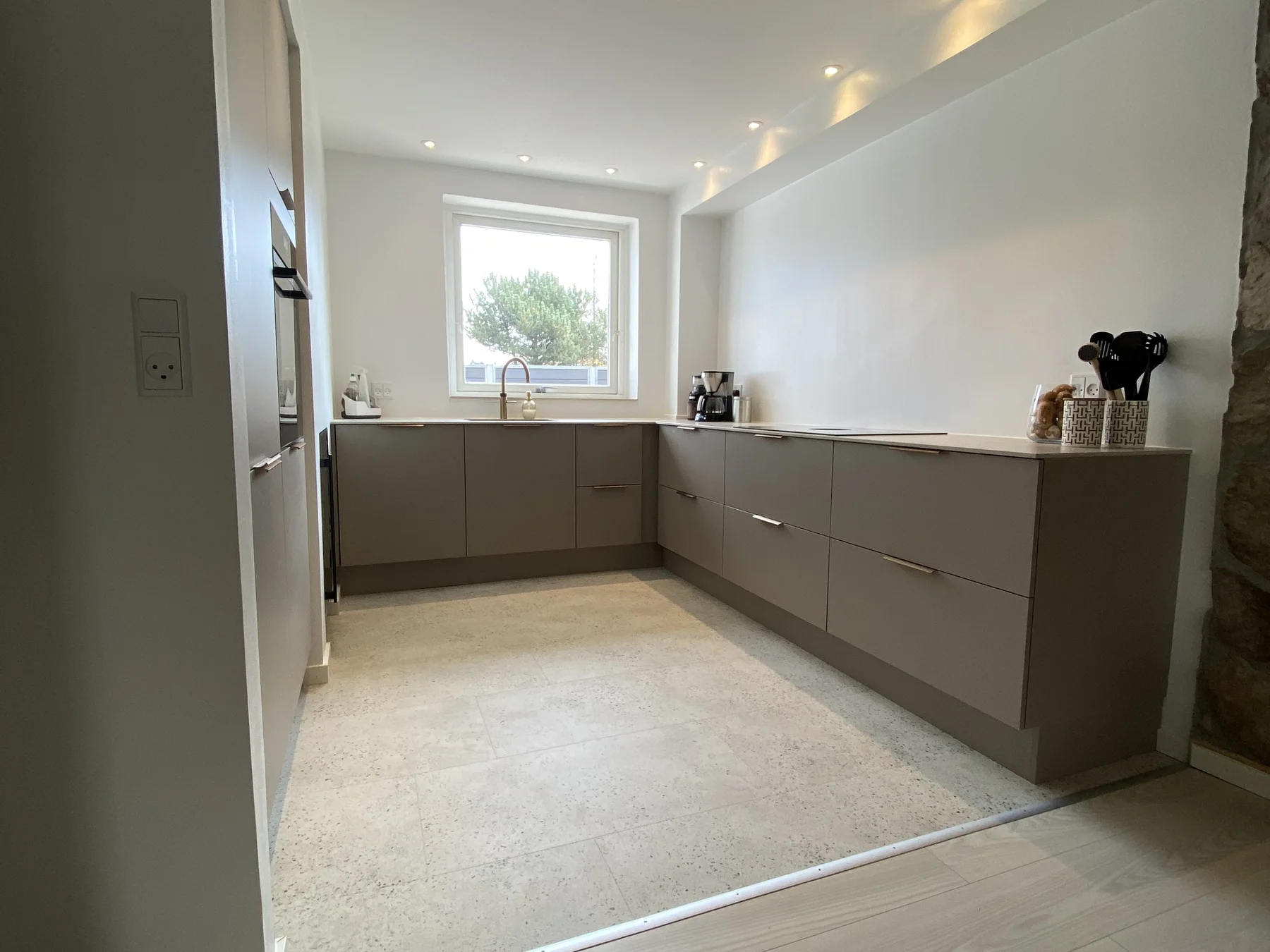 The completed open-plan kitchen in Rødovre