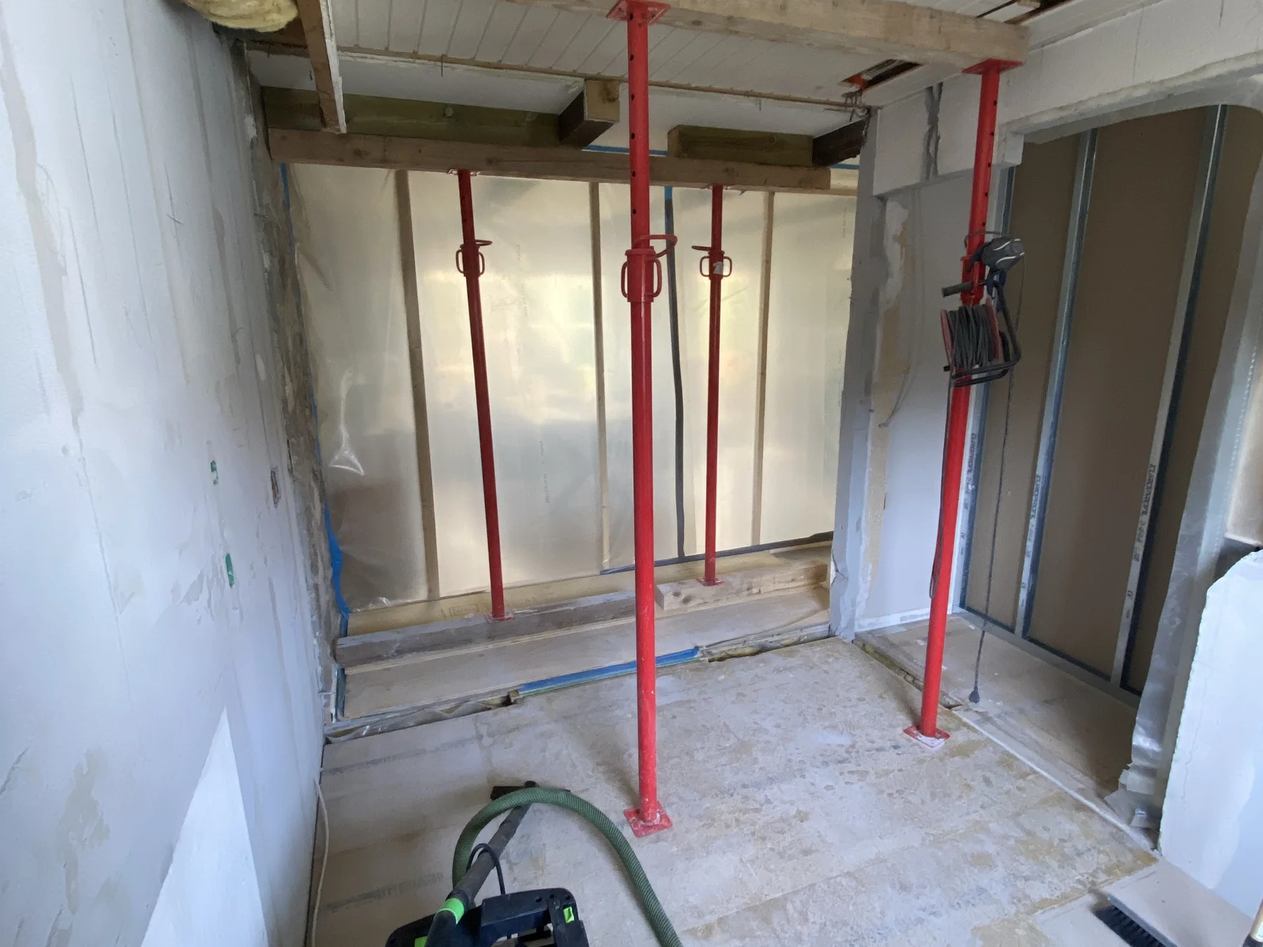 Temporary support around the load-bearing wall